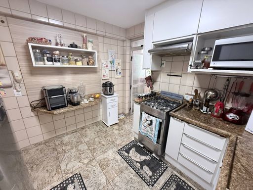 Cozinha excelente com armários embutidos