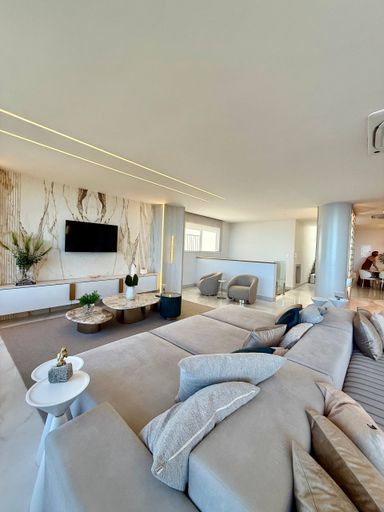 Sala mobiliada de cobertura frente para o Mar na Mata da Praia