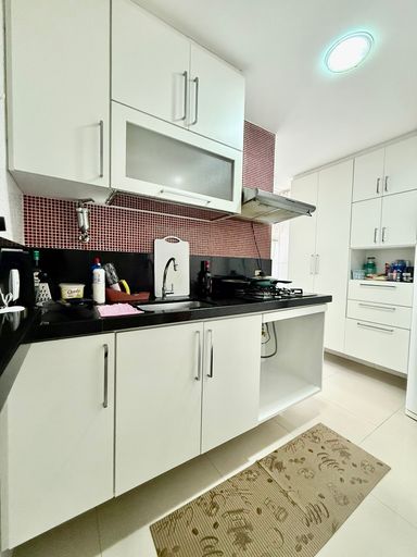 Cozinha americana com armários