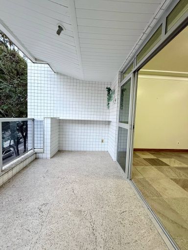 Sala com Varanda Sol da Manhã na mata da Praia