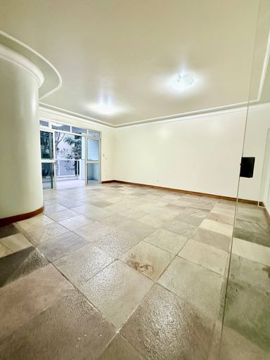 Sala com Varanda Sol da Manhã na mata da Praia
