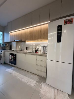 Cozinha com armários e mobilia completa