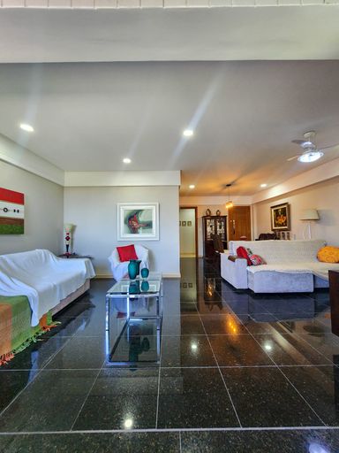 Sala ampla com vista para o Mar