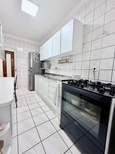 Cozinha com copa e armários