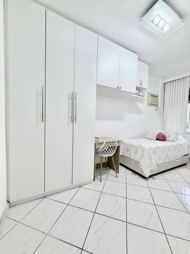 Quarto com armários