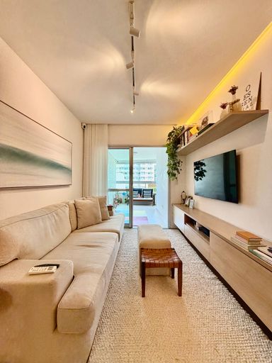 Sala com varandão, iluminação embutida e climatizada