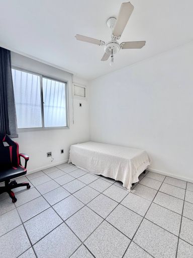 Quarto com armário