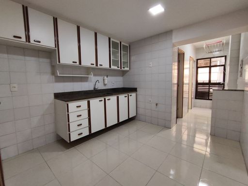 Cozinha ampla com dependencia completa