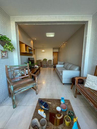 sala de frente para a rua