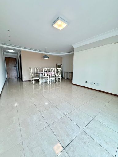 Sala com varanda de frente para o Mar