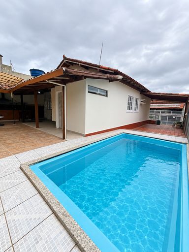 Casa linear para locação em Manoel Plaza, com quintal, piscina, churrasqueira