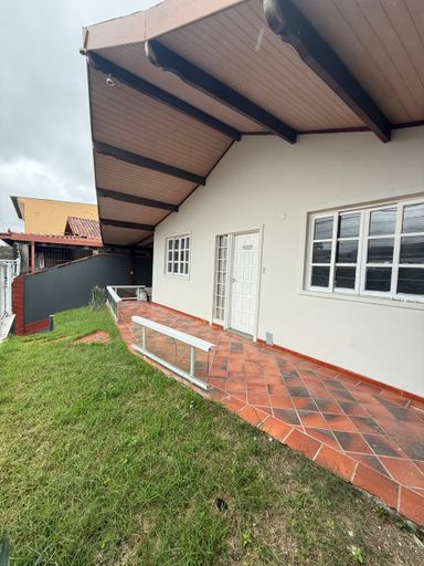 Casa linear para locação em  Manoel Plaza, com quintal, piscina, churrasqueira