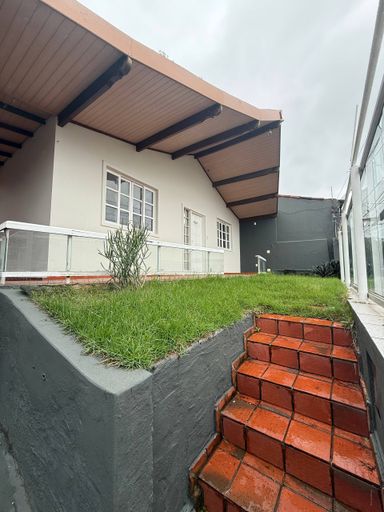 Casa linear para locação em Manoel Plaza, com quintal, piscina, churrasqueira
