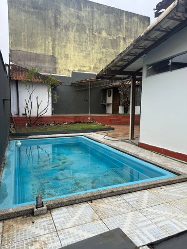 Casa linear para locação em Manoel Plaza, com quintal, piscina, churrasqueira