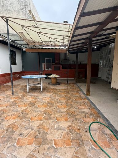 Casa linear para locação em Manoel Plaza, com quintal, piscina, churrasqueira