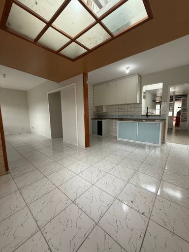 Casa linear para locação em Manoel Plaza, com quintal, piscina, churrasqueira
