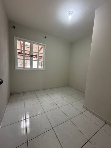 Casa linear para locação em Manoel Plaza, com quintal, piscina, churrasqueira
