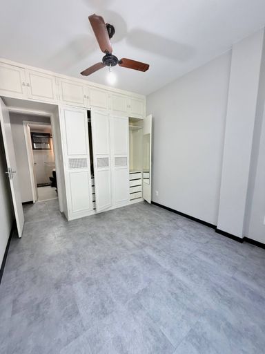 Quarto com armários
