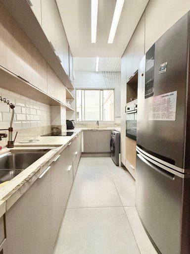 Cozinha com marcenaria embutida e Fogão eletrico embutido