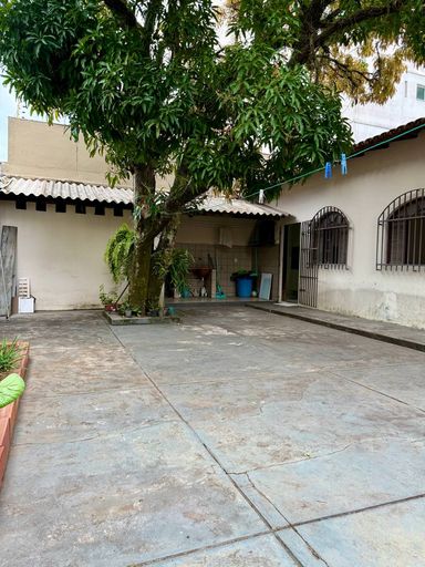 Quintal a poucos metros da praia em Jardim Camburi