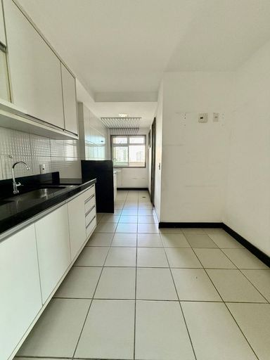 Cozinha ampla bem arejada e com boa luz natural