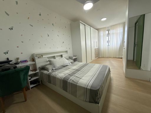 Suíte ampla arejada com armários embutidos