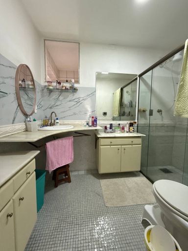 Suíte ampla arejada com armários embutidos