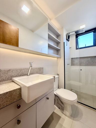 Banheiro da suíte com marcenaria box e ventilação natural