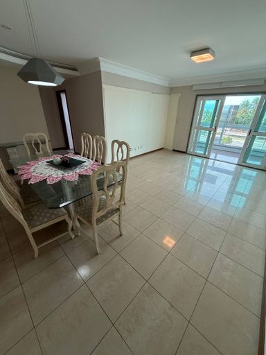 Sala com varanda de frente para o Mar