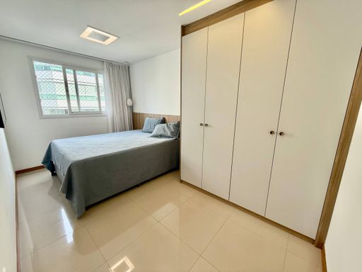 Suíte com armário embutido