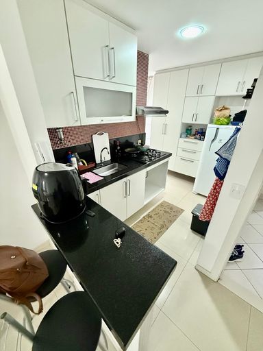 Cozinha americana com armários