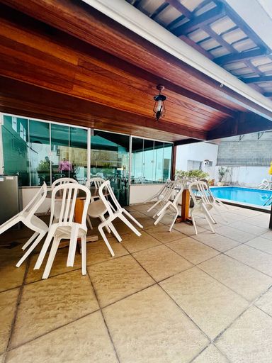 área de lazer com Piscina, salão de festas e churrasqueira