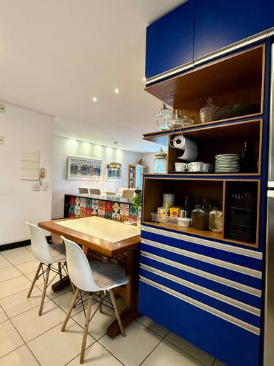 Cozinha tipo americana com armários