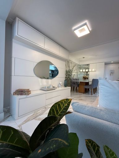 Sala com varanda integrada, marcenaria e iluminação diferenciada