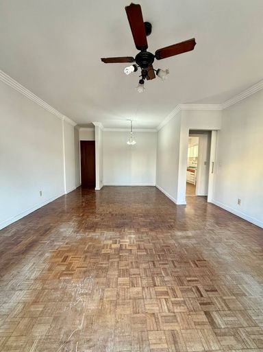 Sala ampla com varanda