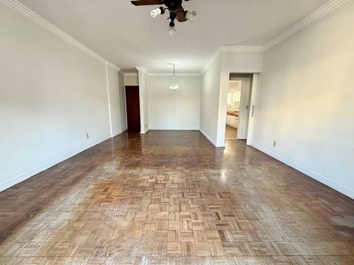 Sala ampla com varanda