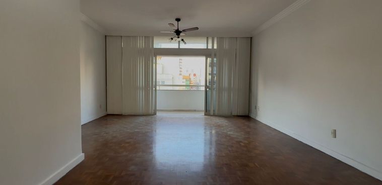 Sala ampla com varanda