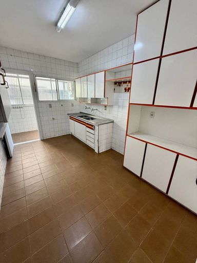 Cozinha ampla separada da área de serviço
