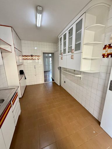 Cozinha ampla separada da área de serviço