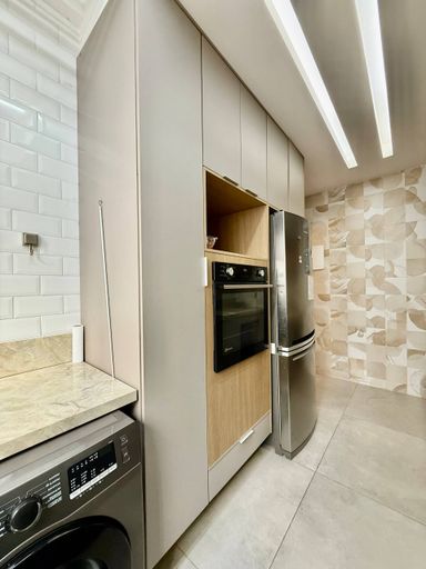 Cozinha com marcenaria embutida e Fogão eletrico embutido