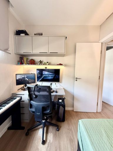 Quarto com armários