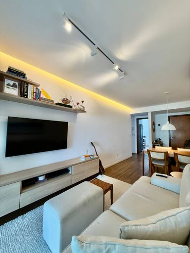 Sala com varandão, iluminação embutida e climatizada