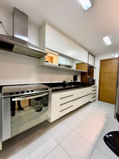 Cozinha ampla com marcenaria completa