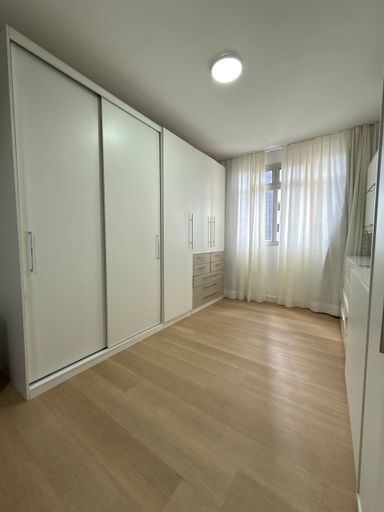 Suíte ampla arejada com armários embutidos