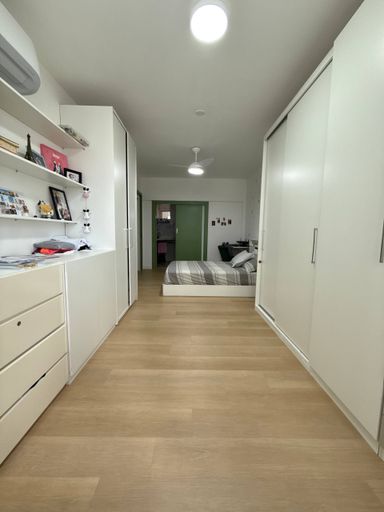 Suíte ampla arejada com armários embutidos