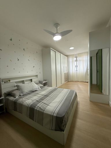 Suíte ampla arejada com armários embutidos