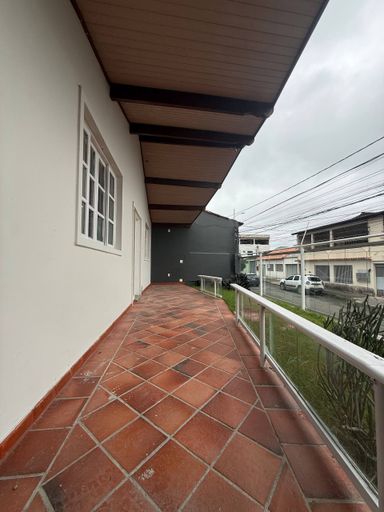 Casa linear para locação em Manoel Plaza, com quintal, piscina, churrasqueira