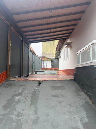Casa linear para locação em Manoel Plaza, com quintal, piscina, churrasqueira