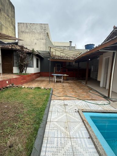 Casa linear para locação em Manoel Plaza, com quintal, piscina, churrasqueira