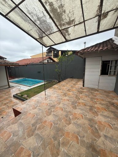 Casa linear para locação em Manoel Plaza, com quintal, piscina, churrasqueira